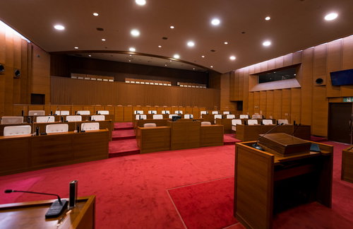 赤いカーペットが敷かれた議場の議員席と報道席、傍聴席