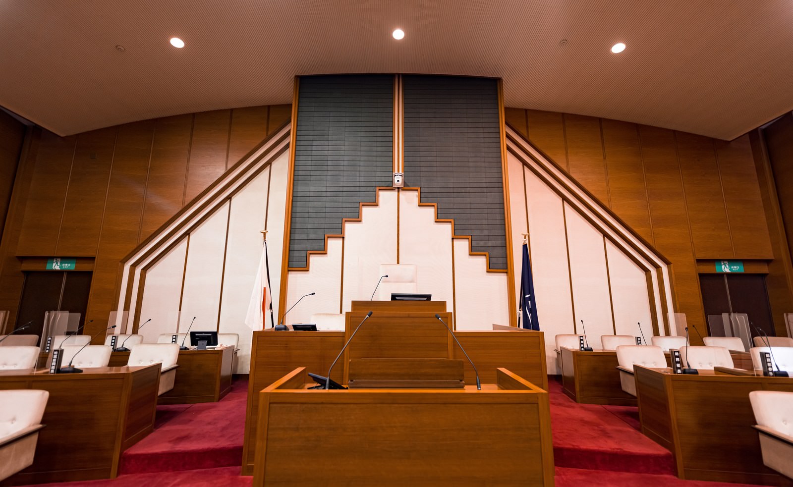 津山市議会の議場。中央の登壇席の奥に議長席と議会事務局長席が配置されている