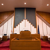 登壇席の後ろに議長席と議会事務局長席が配置された議場の全景の写真