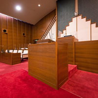 議員や市長が発言時などに登壇する登壇席と議場全景の写真