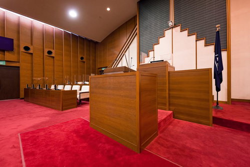 議員や市長が発言時などに登壇する登壇席と議場全景
