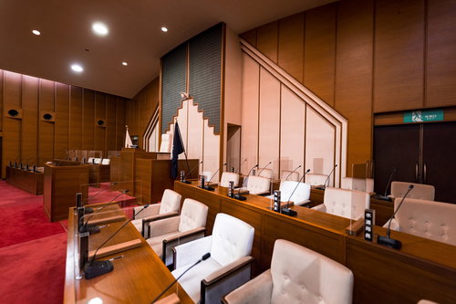 議場内は全ての席にマイクが配置されている