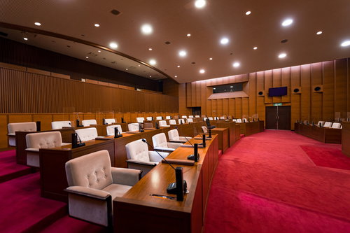 レッドカーペットが敷かれた津山市議会の議場