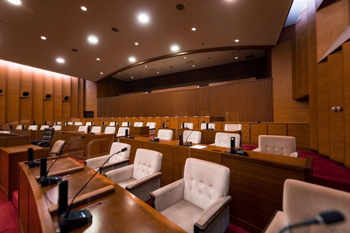 津山市議会の議場、前三列の議員席と後ろの報道関係者席、傍聴席