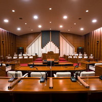 当選回数の多い議員が座る慣例の議員席最後列から見た津山市議会の議場の写真