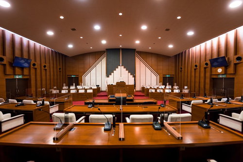 当選回数の多い議員が座る慣例の議員席最後列から見た津山市議会の議場