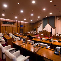 電球一つ変えるのも大変そうな格調高い津山市議会の議場内部の写真