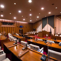 議員席三列目からの眺め、本会議場の全景 - 津山市議会の写真