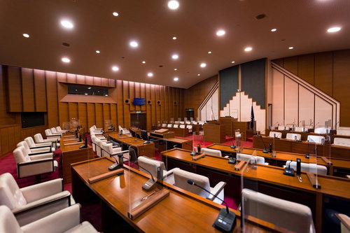 議員席三列目からの眺め、本会議場の全景 - 津山市議会