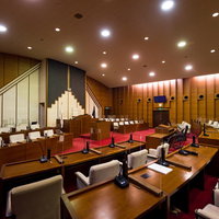 津山市議会の議員席二列目からの眺め - 議場の風景の写真