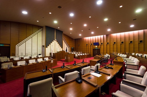 津山市議会の議員席二列目からの眺め - 議場の風景