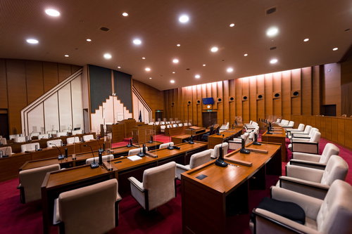 誰もいなくても厳かな津山市議会の議場内の議員席と議長席