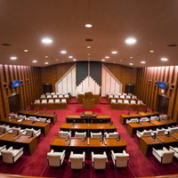 傍聴席から見た津山市議会の本会議場全容と議員席の配置状況の写真