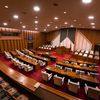 津山市議会の議場内を報道席から撮影した議員席の光景の写真