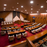 バリアフリー対応の車椅子用傍聴席から見る市議会の議場の写真