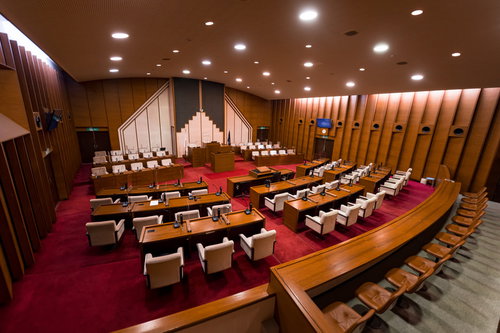 バリアフリー対応の車椅子用傍聴席から見る市議会の議場