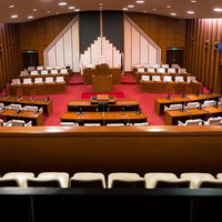 誰もいない津山市議会の議場を上から捉えた議会風景の写真
