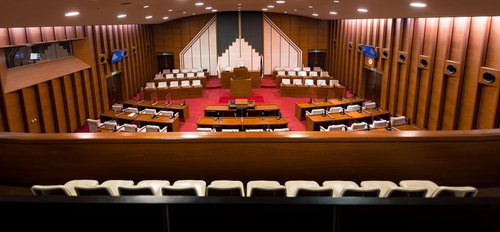 誰もいない津山市議会の議場を上から捉えた議会風景