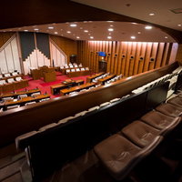 全71席の津山市議会の傍聴席から見た議場全体の写真