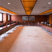 自然光が入り込む津山市議会の全員協議会室の写真