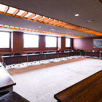 ドラマや映画のワンシーンに出てきそうな市議会の会議室の写真