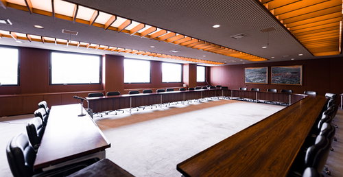 ドラマや映画のワンシーンに出てきそうな市議会の会議室