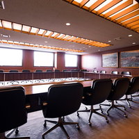 津山市議会の本会議前打ち合わせで使用される全員協議会室の写真