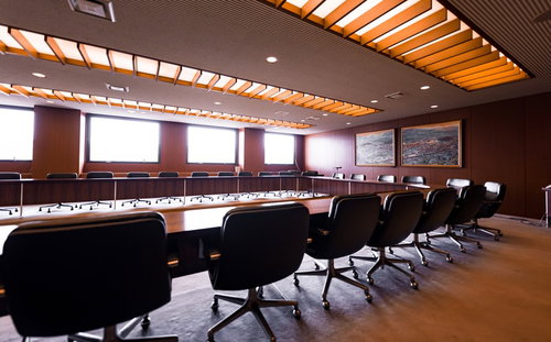 津山市議会の本会議前打ち合わせで使用される全員協議会室