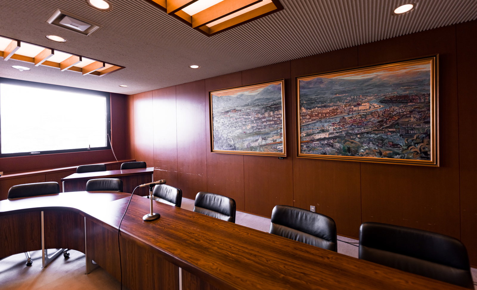 津山市の風景画が掛けられた会議室の机と椅子