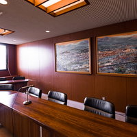 津山市内の風景画が飾られた市議会全員協議会室の写真