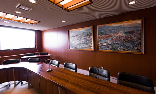 津山市内の風景画が飾られた市議会全員協議会室