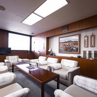 津山市議会議長室の応接セット、白布張りソファーと日本画が飾られた接待空間の写真