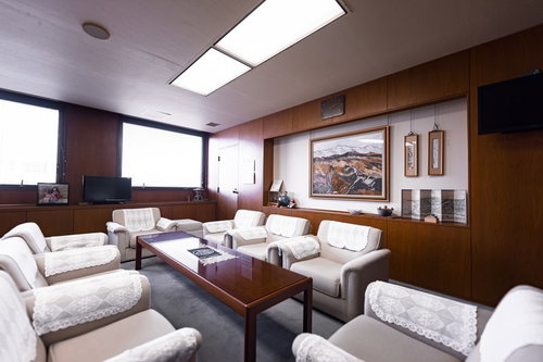 津山市議会議長室の応接セット、白布張りソファーと日本画が飾られた接待空間