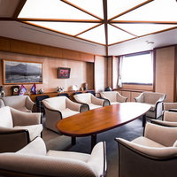 円卓を囲む津山市議会の議長応接室での会議風景の写真