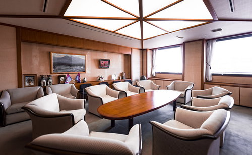 円卓を囲む津山市議会の議長応接室での会議風景