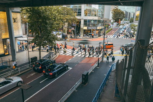 MIYASHITA PARKから見える渋谷の交差点と宮下公園