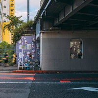 JR東日本高架下のアート壁画とポップなイラストの写真