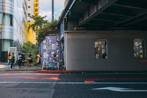 JR東日本高架下のアート壁画とポップなイラスト