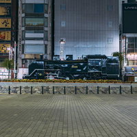 朝4時の新橋SL広場の無人風景 駅前の夜明け前の写真