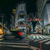 深夜の新橋西口通りを行き交う人々と居酒屋街の写真