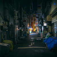 新橋四丁目付近の深夜の路地裏の飲み屋街とネオン看板の写真