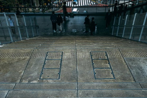 MIYASHITA PARKの階段から見下ろす宮下公園交差点