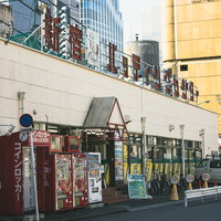 新宿の路地裏に建つバッティングセンター前の風景の写真
