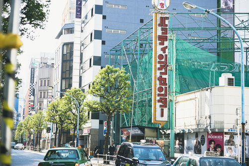 新宿のバッティングセンター赤い突出し看板