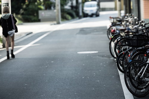 新宿の路地裏に並ぶ駐輪スペースに整列した自転車とバイク