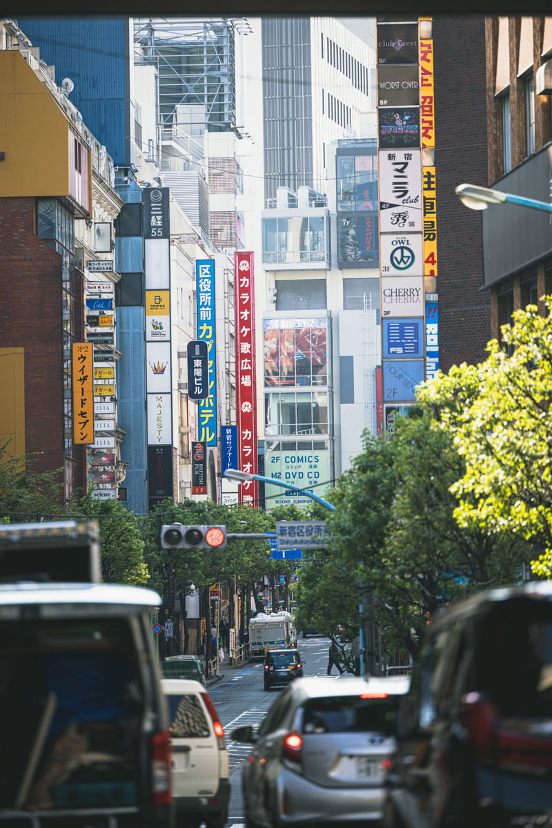 新宿の繁華街で看板が立ち並ぶ路地の風景
