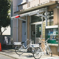 新宿の花園交番前に停められた自転車と街並みの写真