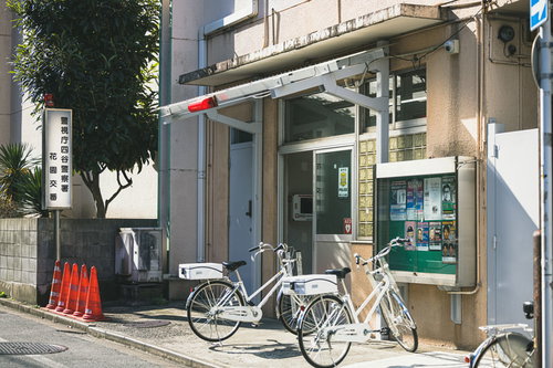 新宿の花園交番前に停められた自転車と街並み