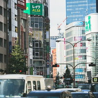 新宿のビル街で赤信号による渋滞と停止する車の写真