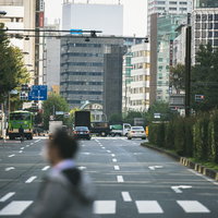 新宿の横断歩道から見た信号待ちの車道風景の写真